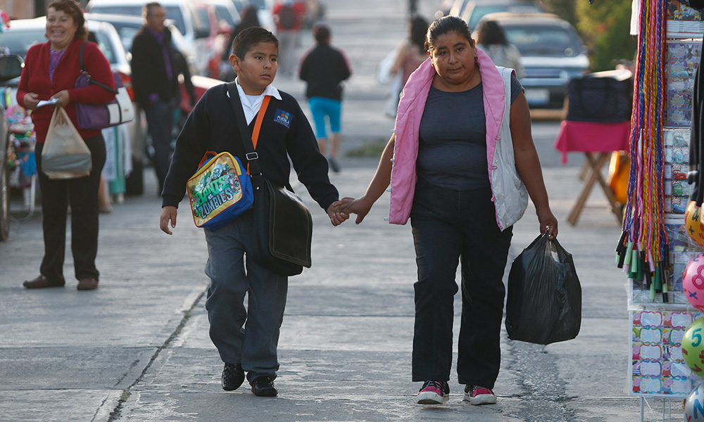 Pagan padres de familia hasta 4 mil pesos en inscripciones