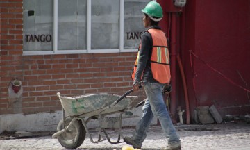 Emplean a menores de edad en obras de avenida Juárez