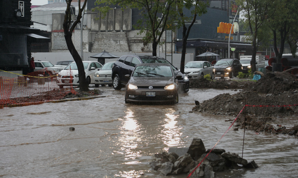 Lluvias dejan estragos en la avenida Juárez