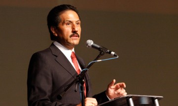 Alfonso Esparza presenta proyecto universitario