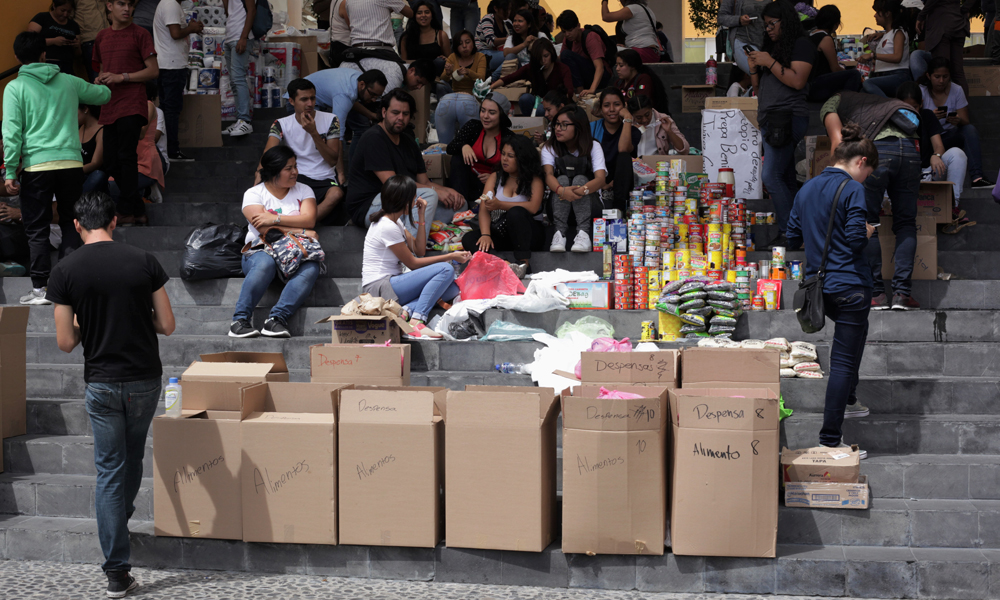 Cambian nieves por víveres en el zócalo