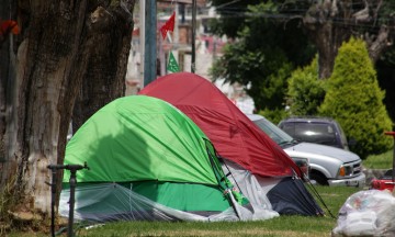 El éxodo de familias damnificadas por el sismo