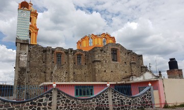 Celebran misas en atrios y espacios públicos