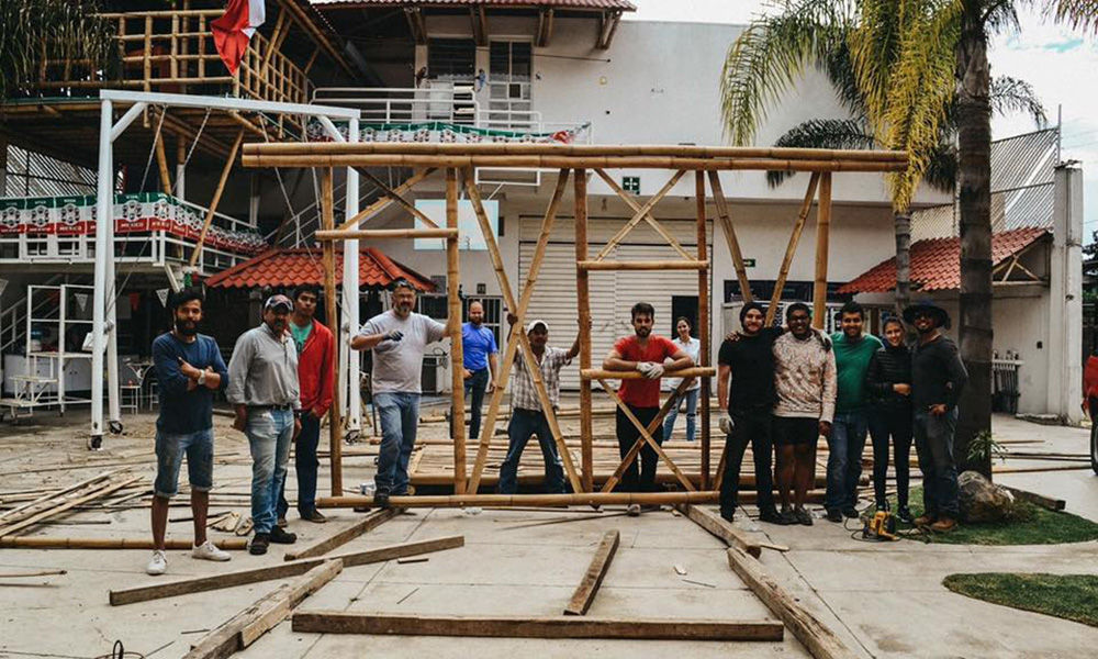 Crean casas temporales de bambú en la Mixteca