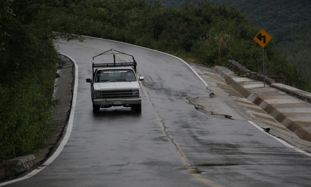 Dejan intransitable carretera Eloxochitlán