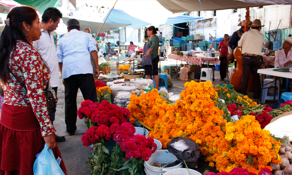 Gastan hasta 500 pesos en ofrenda por Día de Muertos