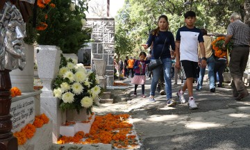 Flores y música dan vida a los panteones en Puebla