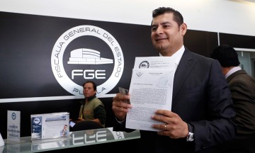 Se presenta Armenta Mier ante FGE... lo reciben con citatorio