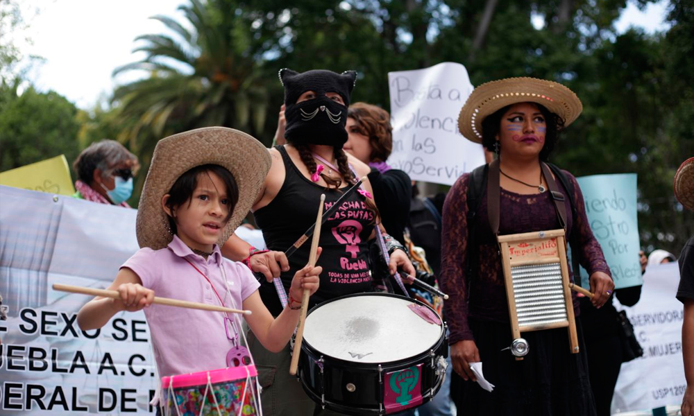 Condenan feminicidios en la Marcha de las Putas