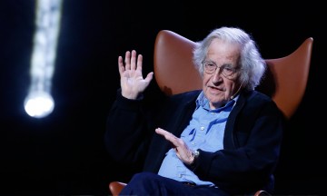 Noam Chomsky lamenta decisiones de Donald Trump