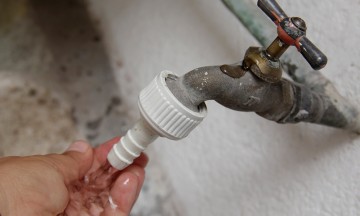 Dejan sin agua a ciudadanos por limitaciones económicas