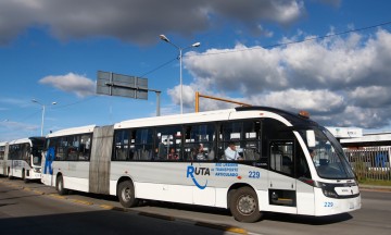 Esperan usuarios media hora para abordar RUTA