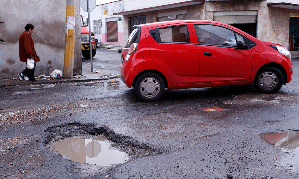 Reprueban a autoridades por baches e inseguridad