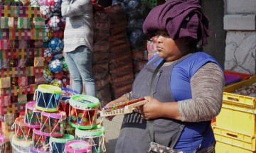 Reparten Reyes Magos ilusión y regalos en calles