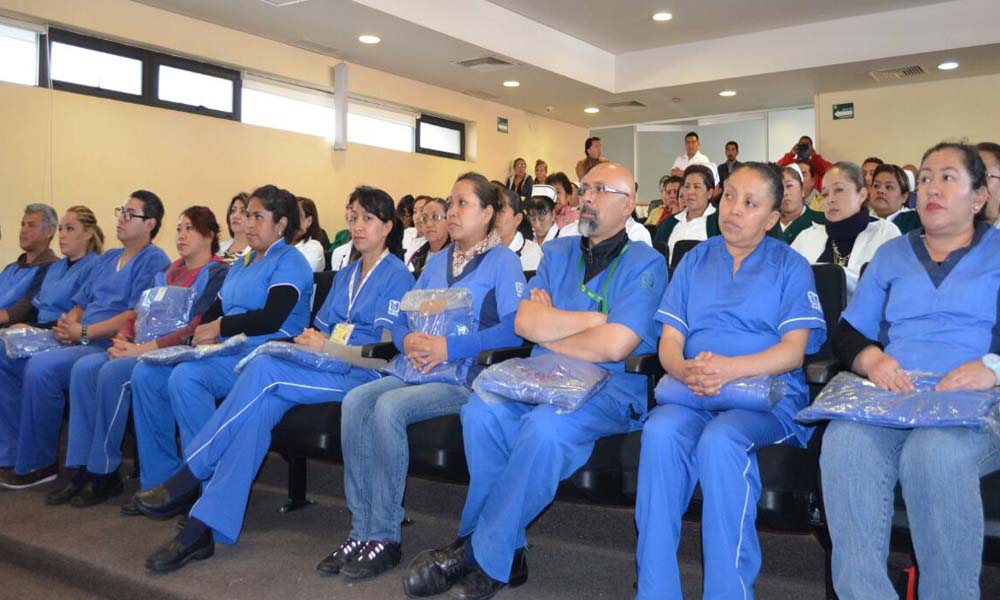 Entrega Doger uniformes a personal del IMSS