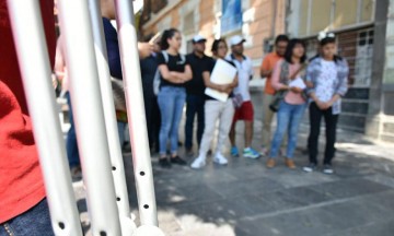 Hallan coladeras mal puestas y banquetas invadidas