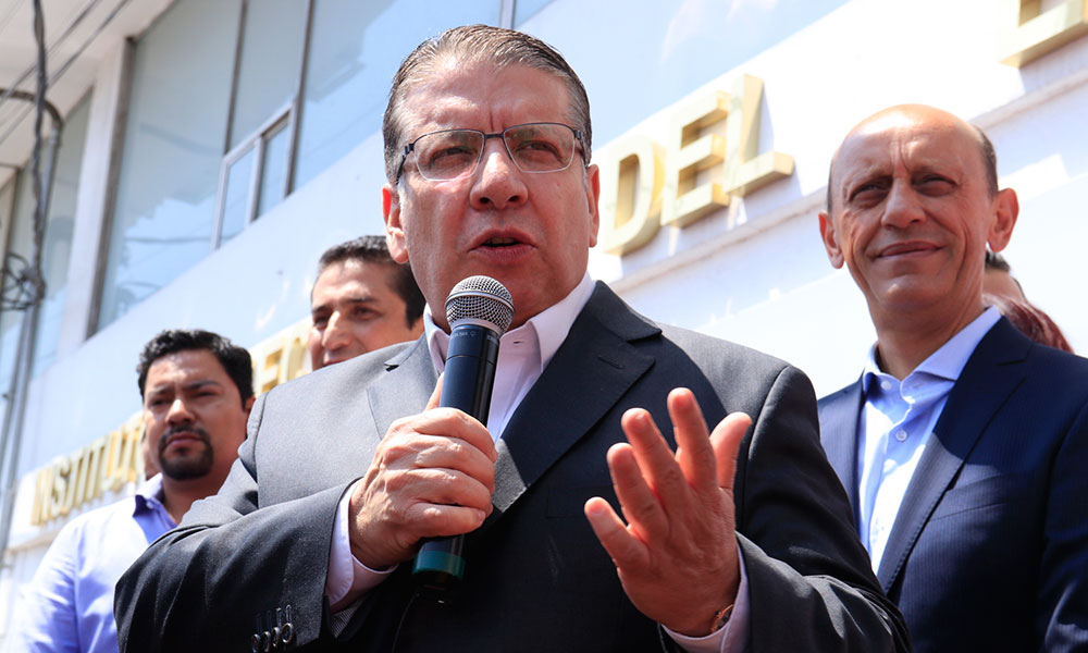 Enrique Doger se registra como candidato ante el IEE