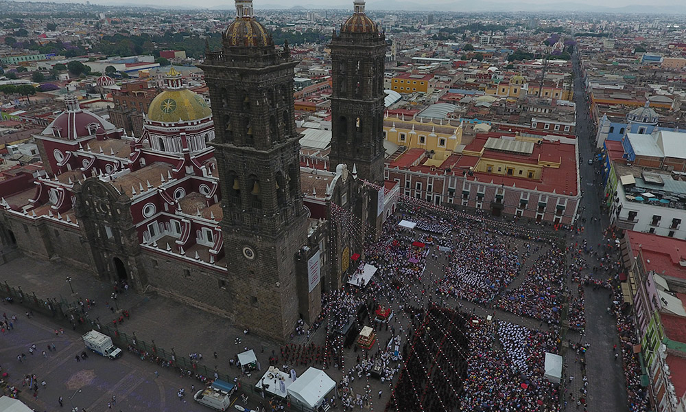 Reviven Vía Crucis miles de feligreses poblanos