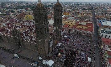 Reviven Vía Crucis miles de feligreses poblanos