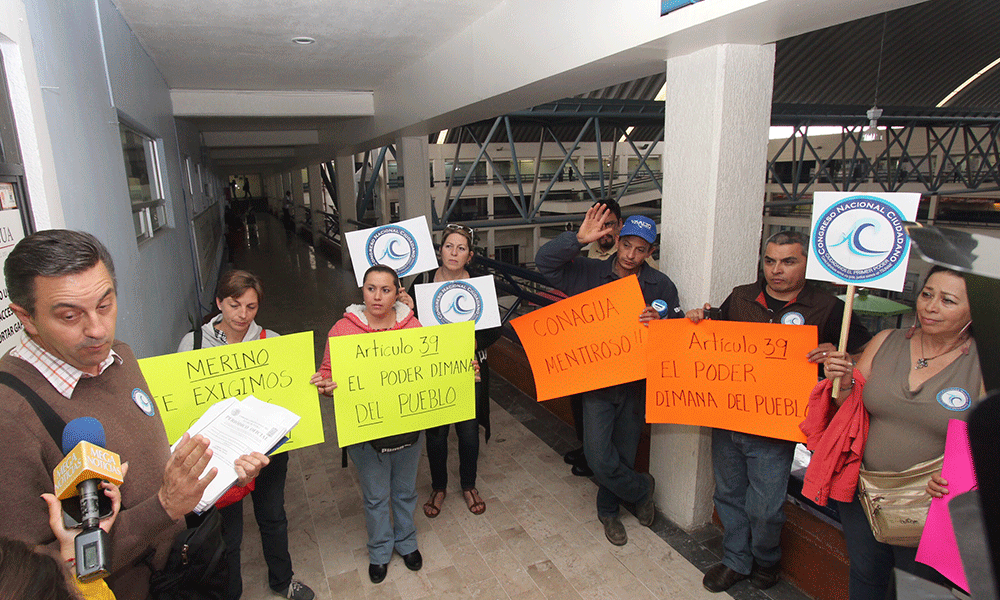 Gritan cobarde a delegado de Conagua por evadir inconformes