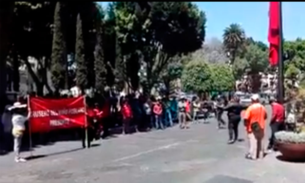 Se manifiestan comerciantes antorchistas frente al ayuntamiento