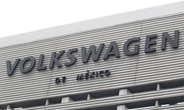 Negocian aumento salarial del 15% en Asamblea Volkswagen