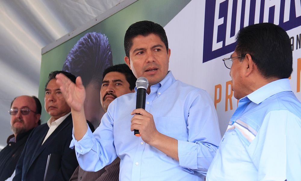 Eduardo Rivera promete más policías y calles pavimentadas