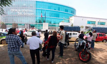 Familias, aún sin ver a policías detenidos; estado da acceso