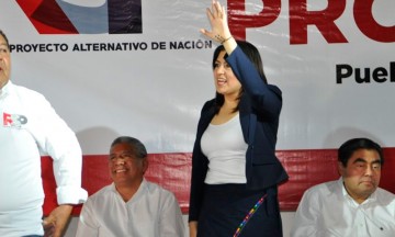 Claudia Rivera reconoce que la figura de AMLO impulsa su campaña