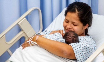 Perciben poblanas que dieron a luz maltrato, saturación y poca higiene