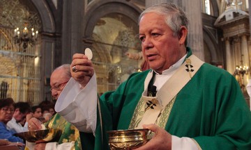 Condena arzobispo crímenes