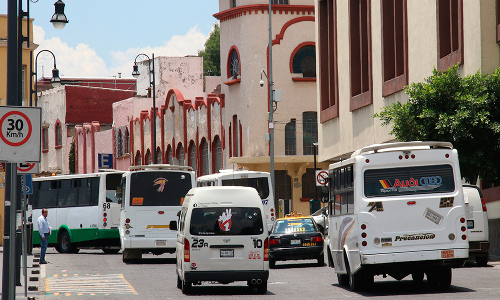 Lamentan conductores regreso de transporte; comerciantes celebran