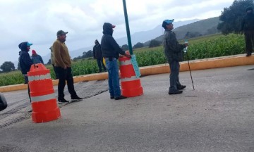 Cierran por cuarta ocasión carreteras; siguen sin agua  