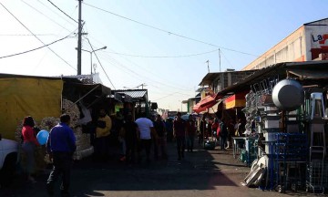 Denuncia comerciante venta de huachicol en la Central de Abasto