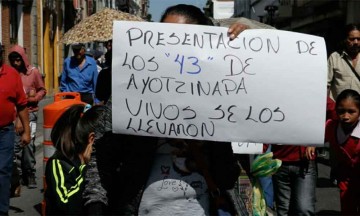 Marchan por Ayotzinapa en calles del Centro Histórico
