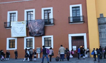 Acusan a directora de discriminación en escuela