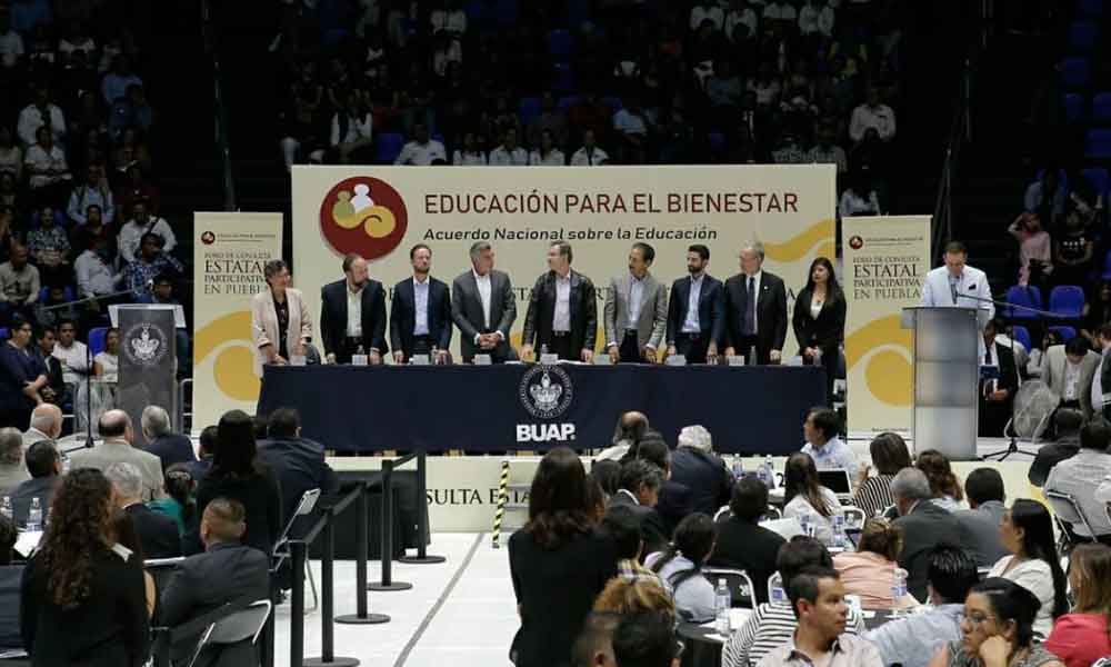 Lanzan rechifla a representante del SNTE durante foro sobre educación