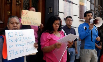 Se manifiestan contra la privatización de Flor del Bosque