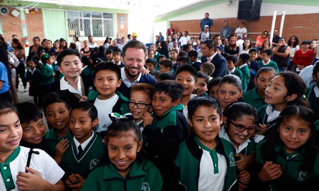 Luis Banck entrega obra a estudiantes