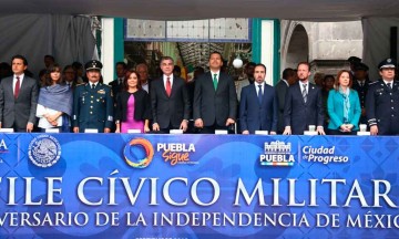 Con desfile, poblanos celebran el aniversario de la Independencia