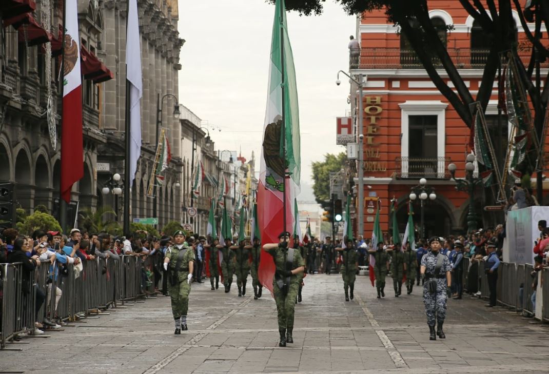 Participan más de 14 mil alumnos y mil elementos de tropa en desfile del 16 de Septiembre