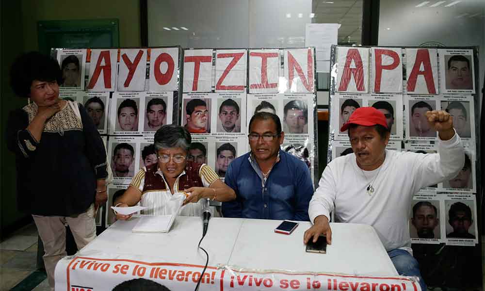 Padres de Ayotzinapa recuerdan en Puebla a sus hijos desaparecidos 