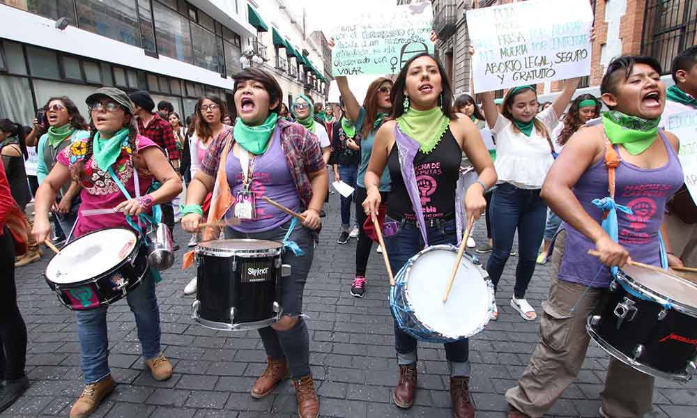 Poblanas marchan por la despenalización del aborto