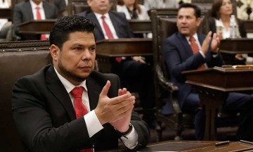 Proponen tope salarial para funcionarios