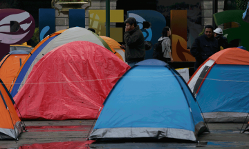 Mantienen ex trabajadores plantón en Zócalo