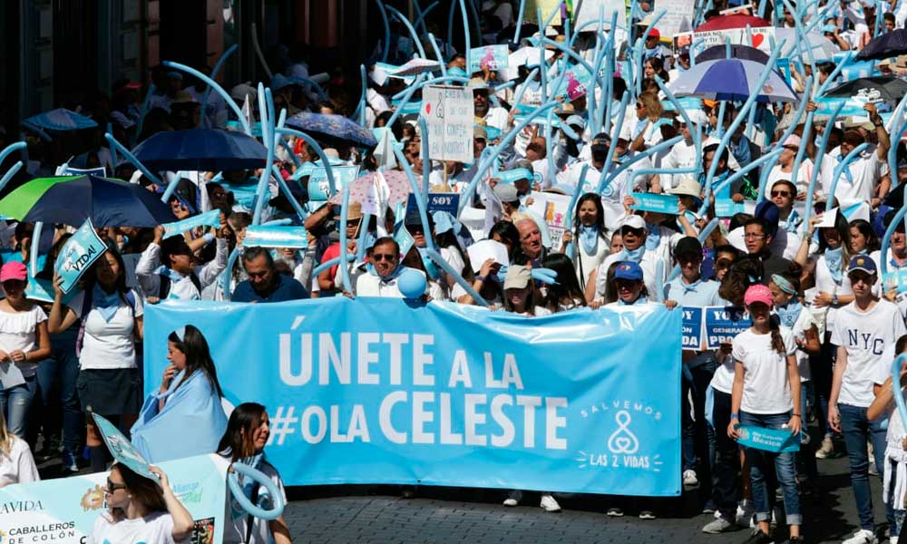 Se tiñen las calles de azul celeste contra el aborto