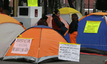 Levantan plantón extrabajadores del Ayuntamiento 