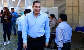Asegura Moreno Valle que no se meterá en conflictos locales