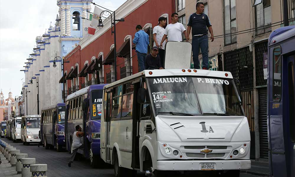 Retan transportistas al gobierno; con paro exigen tarifa de 10 pesos