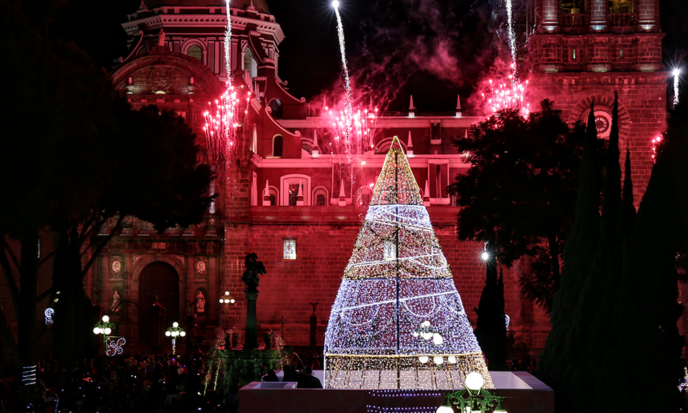 Encienden árbol y anuncian programa navideño 